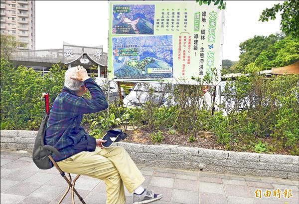 慈濟在內湖園區旁設置看板說明開發案，仍難解爭議。（記者張嘉明攝）