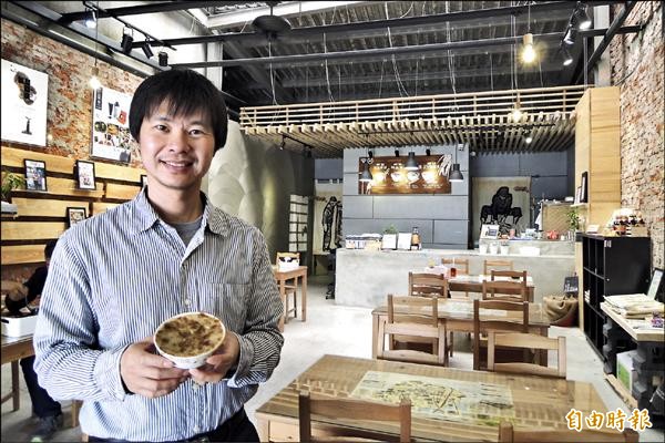 許韶陽將阿嬤的碗粿店改造成餐廳化，用餐環境更舒適。（記者劉婉君攝）