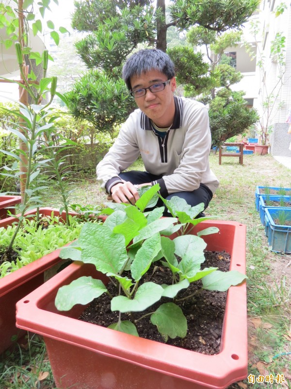 低收入戶之子郭李財種菜思父，考上宜蘭大學園藝系。（記者蘇孟娟攝）
