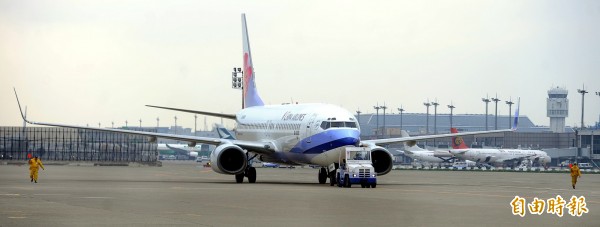 華航一架波音737-800型客機去年4月11日高空飛行時突然冒煙，迫降泰國曼谷，飛安會調查報告昨出爐，認為是電線短路惹的禍，華航維修有缺失。圖為波音737同型機，與本新聞無關。（資料照片，記者朱沛雄攝）