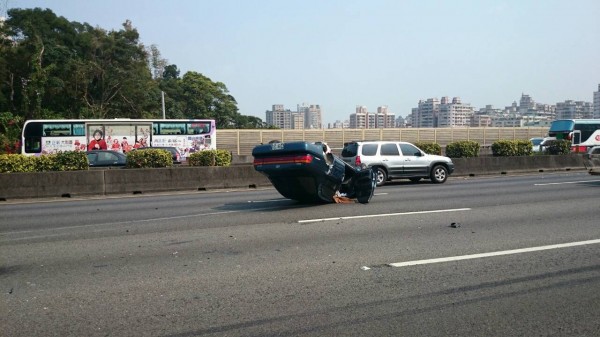 林婦轎車在國道上翻車。（民眾提供）