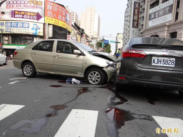 車禍現場地面還有漏油（記者徐聖倫攝）