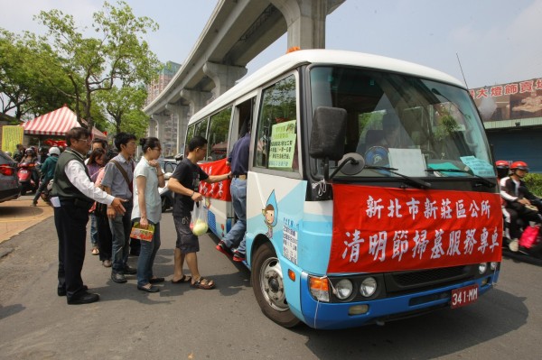 清明節將至，新莊區公所提供「清明掃墓巡迴接駁專車服務」，方便民眾掃墓祭祖。（新莊區公所提供）