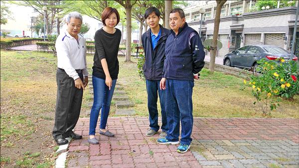 陳怡珍（左二）與成德里長王三保（左一）至順德公園會勘。（台南市議員陳怡珍提供）