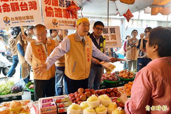 台聯黨主席黃昆輝（中）昨天到北投市場舉辦「重返街頭反服貿商圈宣導」活動，並發送傳單宣導。（記者王藝菘攝）