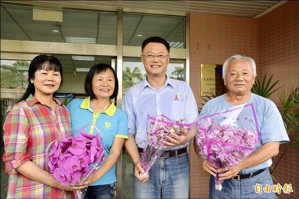 蕭男媽媽詹桂英（左二）昨天和夫婿（右一）、友人（左一）特地回到蘇花改工程處，送花給工程人員（右二）表示感謝。（記者朱則瑋攝）