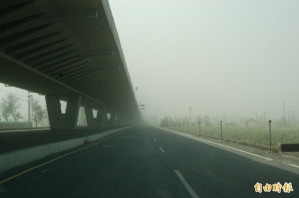 雲林地區上週空氣品質差，一片灰濛濛。（記者林國賢攝）