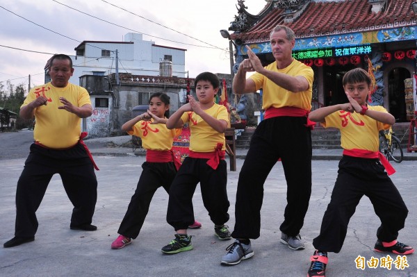 杜格（Duggar）帶著10歲及5歲孩子，跟著武術隊總教頭尤榮掌學拳。（記者蔡宗憲攝）