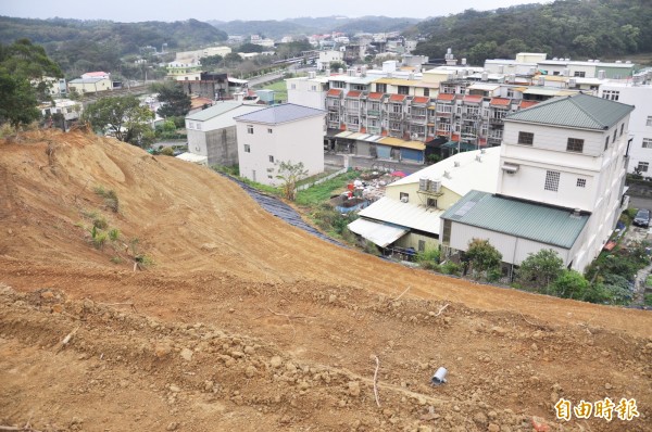 長安新村西北側山坡，如今光禿一片。（記者彭健禮攝）