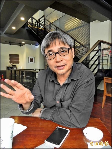 參與318運動的中研院社會所副研究員吳介民認為，台灣年輕世代帶領的「新社會力」正在轉變成為「新政治力」。（記者湯佳玲攝）