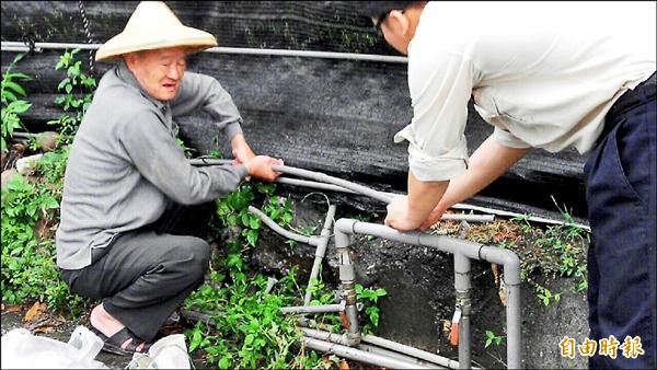 古坑華南村的阿章伯擔心華南國小孩子沒水喝，把自家的儲水槽分享給學校使用。（記者黃淑莉攝）