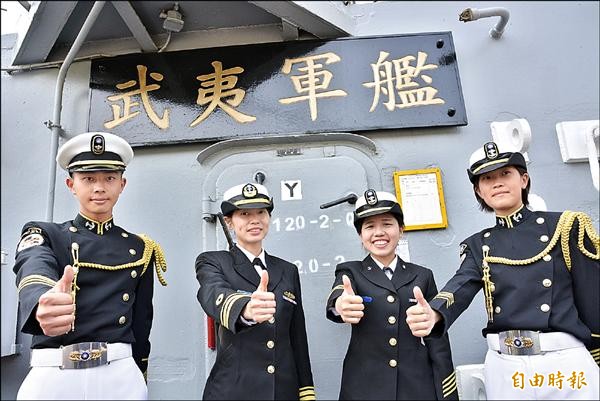 洪達恩（左二）是台灣海軍少數女性作戰長。（記者朱則瑋攝）