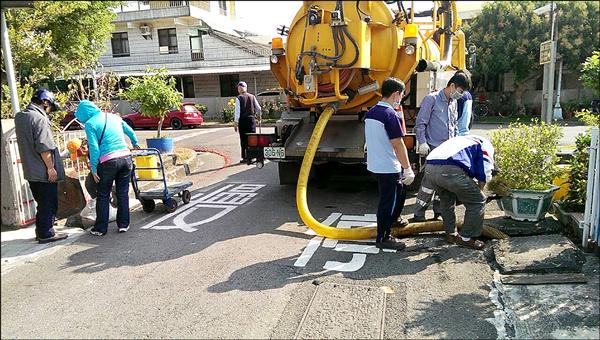 市府啟動海水灌流，將海水灌入楠梓宏毅二路水溝，希望撲滅病媒蚊孳生源。（衛生局提供）