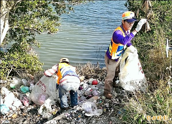 南市安南區城南大排遭濫倒垃圾，環保局派員清除並追查亂倒民眾。（記者洪瑞琴攝）