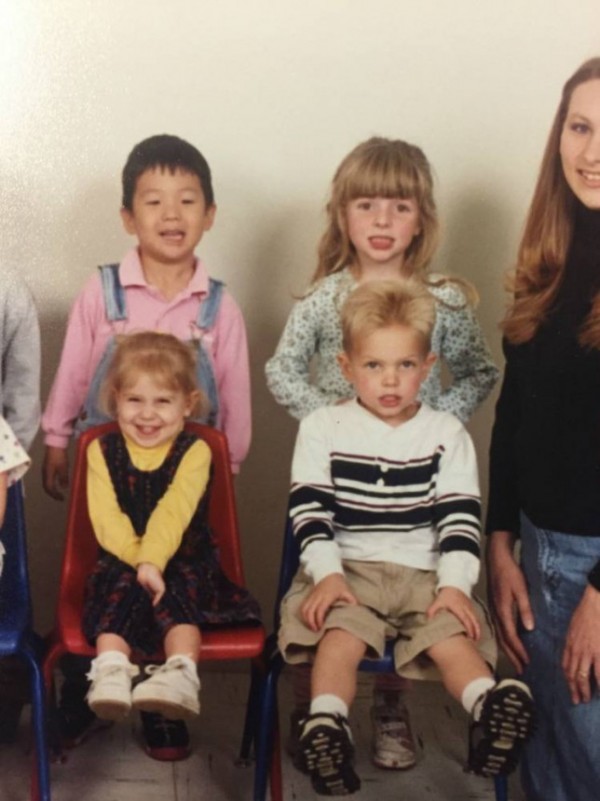 小時候坐在小女孩旁邊拍照的金髮男孩，兩人長大之後又相遇並成為情侶。（圖片擷取自英國「都市報」）
