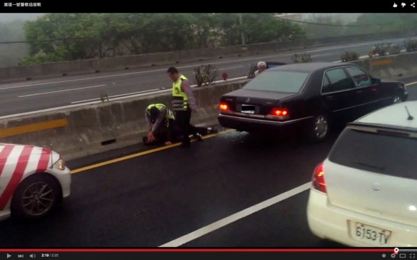 客運上的民眾將逮捕孫男的過程拍下，並看得驚呼連連。（記者鄭鴻達翻攝）