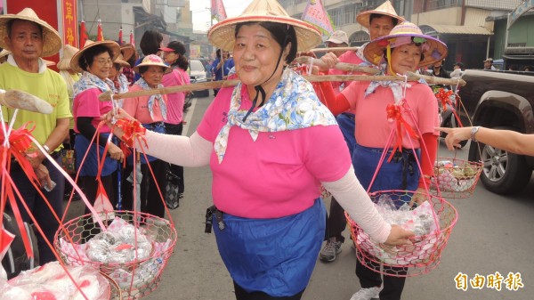 六堆忠義祠春祭，客家鄉親千人挑擔奉飯。（記者羅欣貞攝）