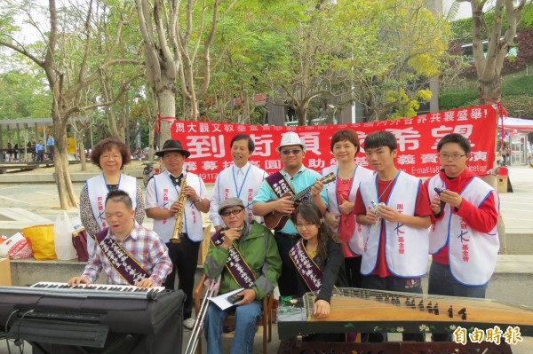 周大觀生命鬥士們今天到台中市進行街頭表演募款。（記者蘇金鳳攝）