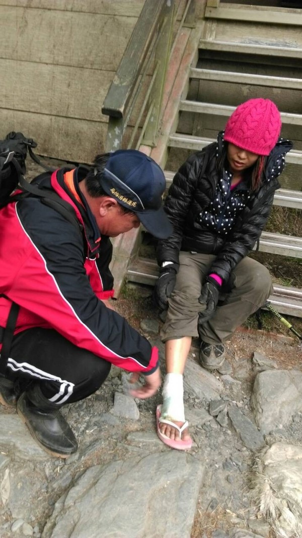 花蓮縣消防局今早接獲登山隊求救，指出有名女性山友在炊事時右腳被熱水燙傷，消防員前往山區救援。（記者王錦義翻攝）