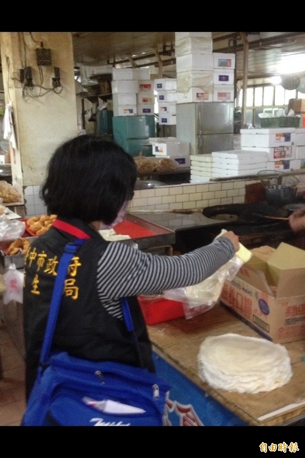 台中市衛生局抽驗清明節應景食品潤餅皮安全。（圖衛生局提供）