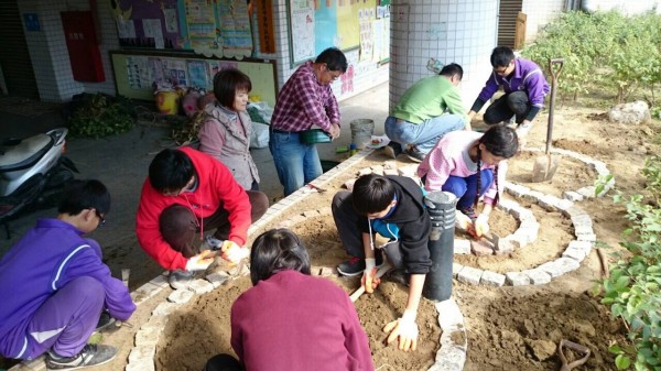 學生擔任志工，幫忙打理校園花圃。（校方提供）