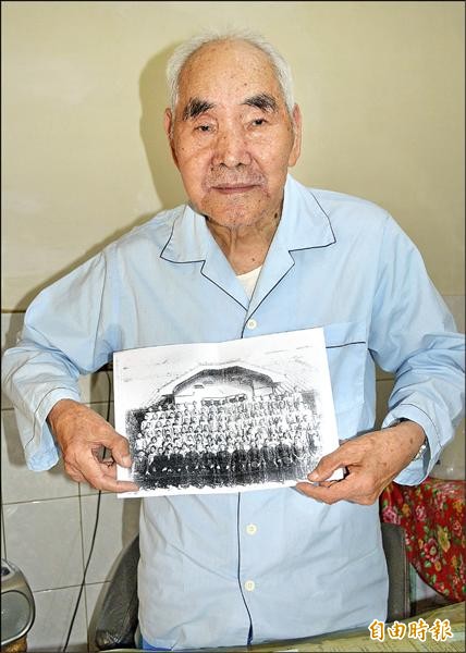 已經高齡90歲的楊塗生，看到老師寄來的畢業照相當驚喜，決定親自回信告知近況。（記者陳建志攝）