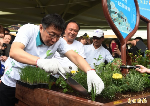 台北市長柯文哲在綠色博覽會的宣傳活動中親自種下菜苗，希望把台北打造成田園城市。（記者簡榮豐攝）