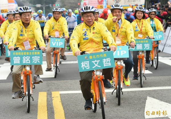 台北市長柯文哲今日出席「2015國際自由車環台賽-台北站」與各單位貴賓領騎一圈，並鳴笛開跑。（記者張嘉明攝）