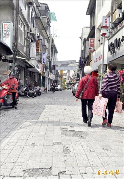 桃園區新民街徒步區的推動最後無疾而終。 （記者李容萍攝）