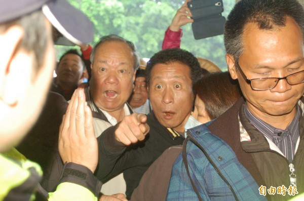 抗議群眾欲進入縣府大廳不得其門而入,與警方爆發激烈衝突。(記者江志雄攝) 抗議群眾欲進入縣府大廳不得其門而入,與警方爆發激烈衝突。(記者江志雄攝)