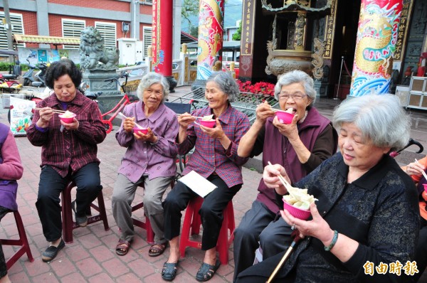 76歲葉春妹（右一）嬤過生日不讓子女請吃飯，而是把紅包錢拿出來回饋故鄉，請長橋里民吃水餃「答謝恩情」。（記者花孟璟攝）