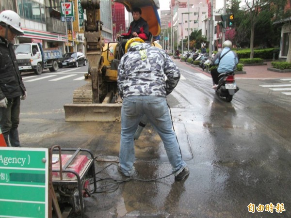 新竹市府工務處養護科余姓約聘人員經手道路挖掘許可證發放，上週遭檢方調查，有民眾爆料，案情恐向上發展，余姓約聘人員也已口頭請辭。圖為竹市道路挖掘修護畫面。（記者洪美秀攝）