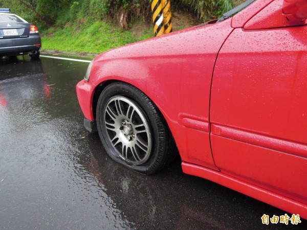 台中市大甲警分局警方，追捕1輛贓車，從台中市大甲區追到苗栗縣後龍鎮，開槍擊破贓車左前輪，逮捕車上2嫌，連人帶車帶回偵辦。（記者彭健禮攝）