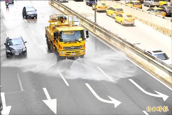 北市灑水車、花園澆灌將以回收汙水取代，預計每月可省水超過兩千噸。（記者郭逸攝）