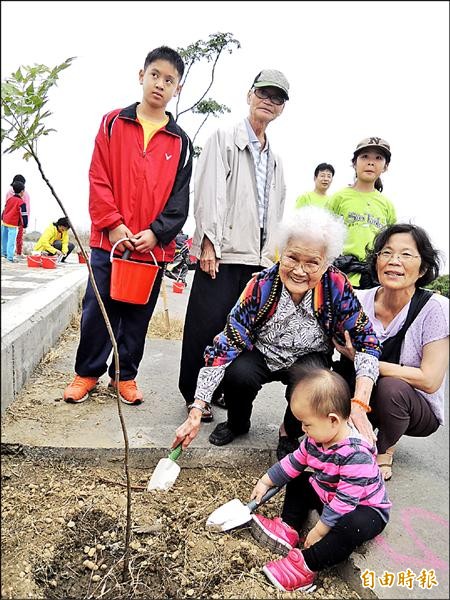 九十四歲阿嬤黃葉雪玉回故鄉種下楝樹。（記者洪瑞琴攝）