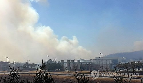 大火由北韓蔓延至南韓，現場可見不斷上升的濃煙。（圖片擷取自「韓聯社」網站）