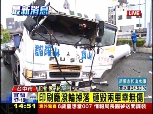 台中市台灣大道的中港交流道下，1輛大貨車疑似因為車上載運的印刷滾輪沒綁好，掉落的滾輪將車頭砸到變形。（圖擷自TVBS新聞）