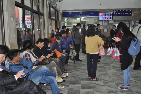 台鐵發生電車線斷落意外，針對台鐵未在意外發生第一刻通知，民眾表示：「怎麼不用LINE啊？」（記者李容萍攝）