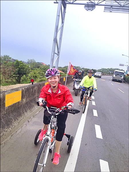 無肢女孩郭韋齊挑戰十八天「為警察加油」單車環島，昨天雖然身體稍有不適，仍堅定向前騎。（高振修提供）