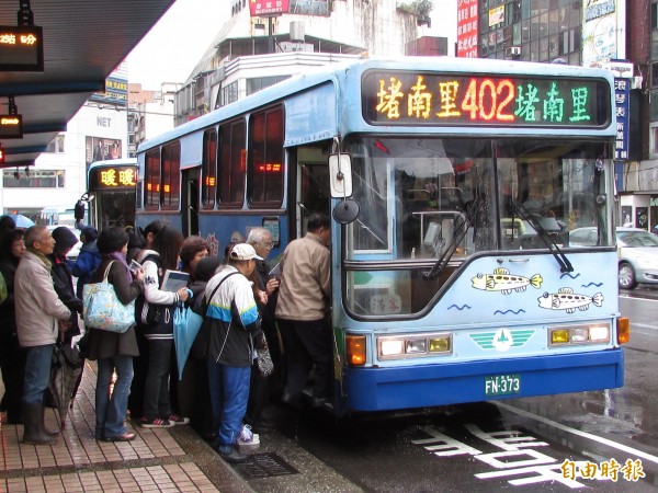 基隆通勤族多乘公車到市區轉乘火車或客運到台北。（記者盧賢秀攝）