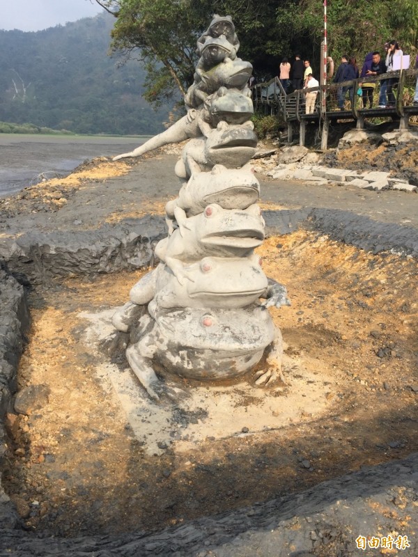 台電持續進場清淤九蛙，並挖出一塊長方形凹地，甚至連固定基座都看得一清二楚。（記者劉濱銓攝）