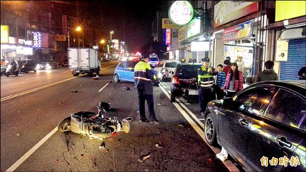 無照駕駛男連環撞4輛汽機車。（記者王錦義攝）