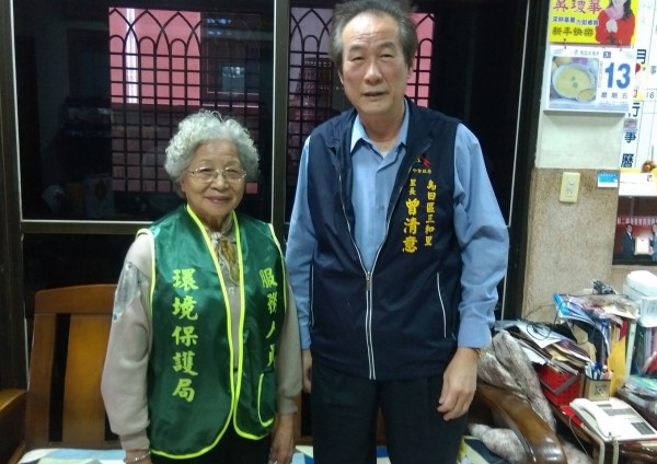 82歲的志工婆婆賴林秀剪，燈會活動期間盡心盡力，全心投入環境維護，偉大貢獻精神難能可貴。（圖截取自台中市政府官網）