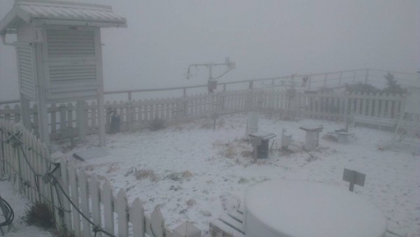 玉山觀測站內雪景。（氣象局提供）