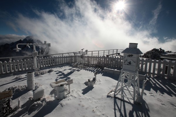 鋒面來襲，天溫驟變，玉山25日清晨4時40分至6時50分許，飄降3月雪，目前積雪深度約2公分。（玉山北峰氣象站提供）