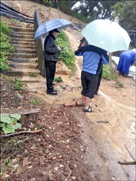 前天下雨，造橋長安新村濫墾山坡地遭雨水沖刷，黃泥流到山腳階梯及一旁民宅庭院。（長安新村自救會提供）