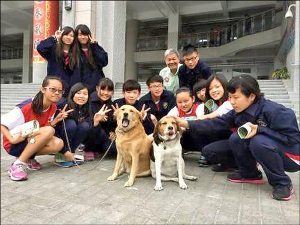 五福國中師生對校犬疼愛有加。（記者陳文嬋翻攝）