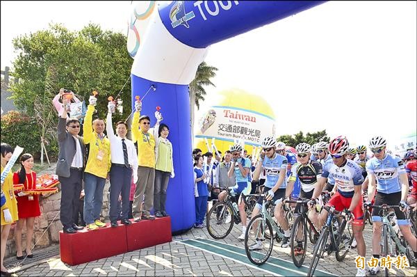 「國際自由車環台公路大賽」今天上午在彰化八卦山展開第三站賽事。（記者林良哲攝）