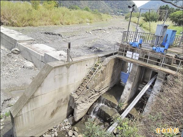 埔里鎮重要河川眉溪溪床幾近乾涸，福興工作站北烘圳進水口進帳不足，即日起實施分區輪流灌溉。（記者佟振國攝）