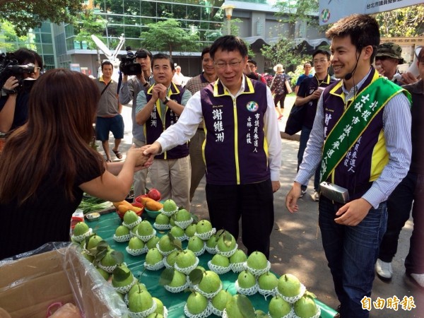 針對食安問題，台北市議員謝維洲（右）建議柯P設立國家級食品檢驗中心及建立代位求償機制。（資料照，記者盧姮倩攝）